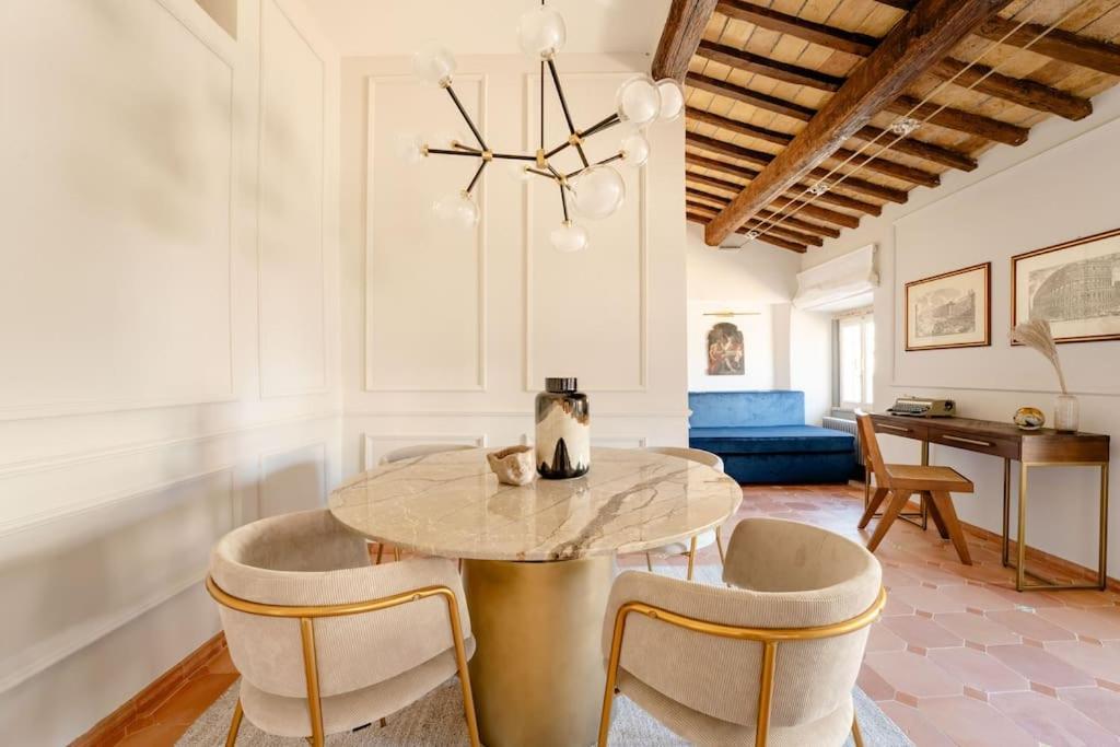 Apartment Giulia Penthouse - 5 Min Piazza Navona Rom